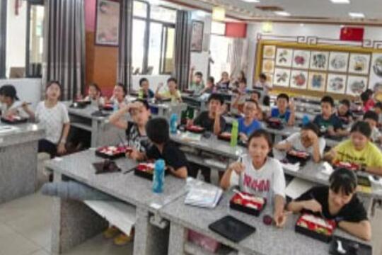 學生在教室就餐