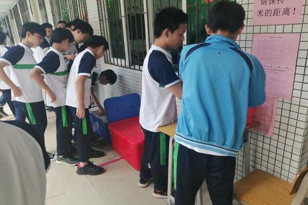 天譽(yù)小學(xué)學(xué)生取餐